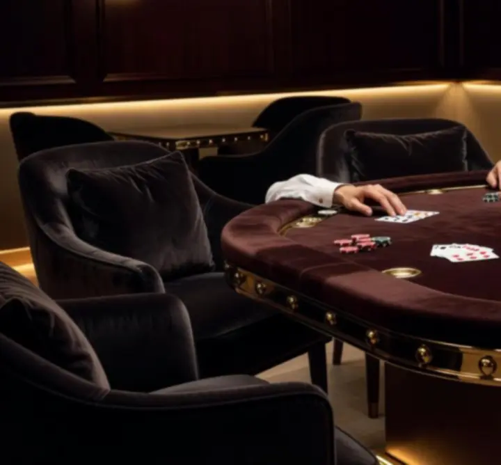 Eleganckie stoły pokerowe i ruletkowe w lounge'owym wnętrzu